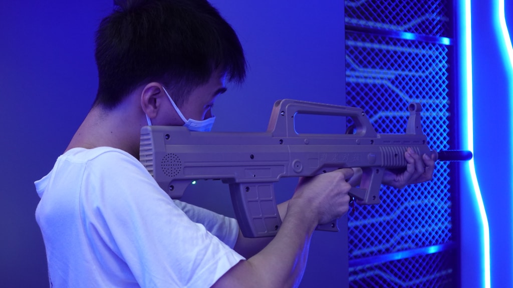 1. 射击模拟器：用于模拟真实的射击场景，包括枪支、子弹、靶子等元素。   2. VR头盔：