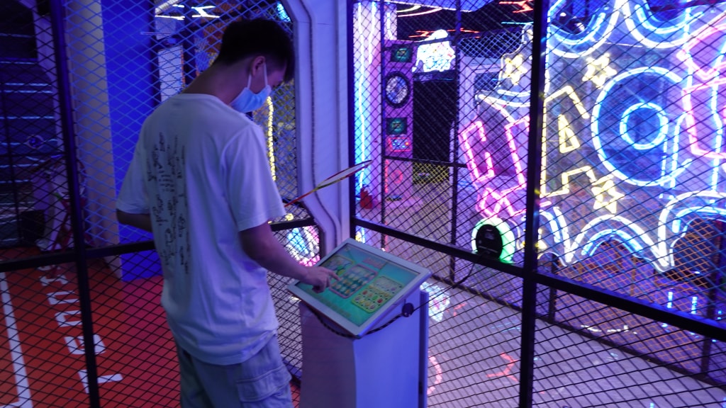 1. 空间规划：智能模拟网球体验馆的空间规划应该充分考虑到运动员和观众的需求。首先，