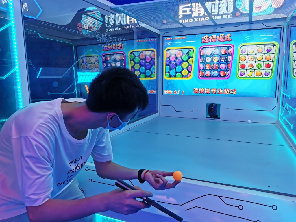 智能模拟乒乓球训练馆设备是一种集成了先进技术的乒乓球训练设备，可以帮助乒乓球爱好者提高技能水平。